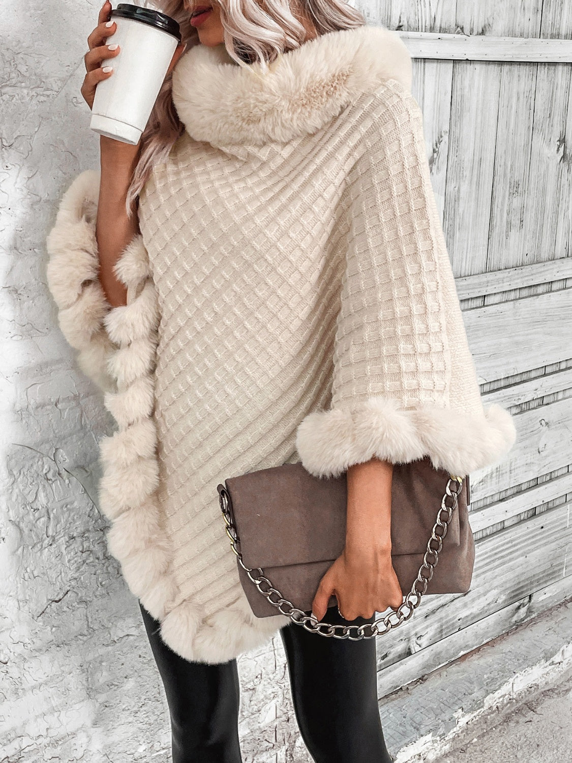 Aurélie – Luxe Winterponcho met Imitatiebont voor Dames