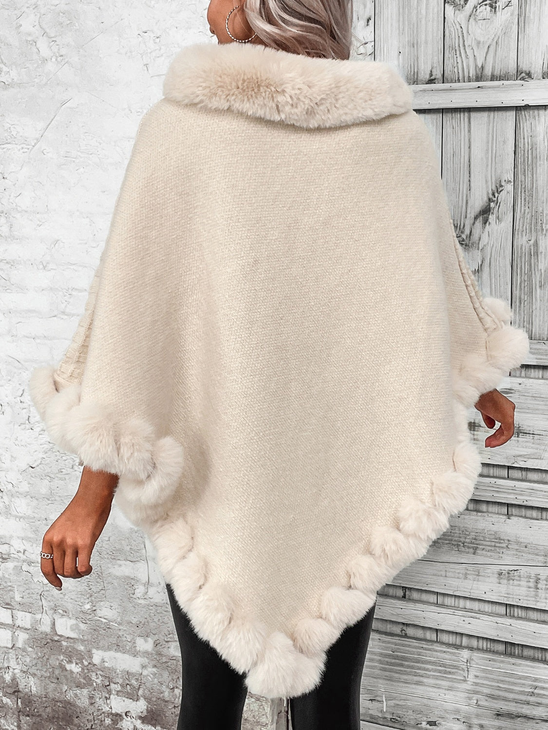 Aurélie – Luxe Winterponcho met Imitatiebont voor Dames